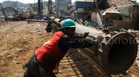 Pekerja tengah membangun sodet Ciliwung yang juga tersambung di kawasan ini.