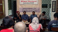 Anggota badan pekerja ICW, Emerson Yuntho, Direktur Eksekutif ICJR Supriyadi W Eddyono, dan Deputi Direktur ELSAM Wahyu Wagiman menjadi pembicara dalam diskusi ini.