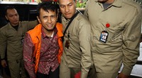 Gatot yang memakai rompi tahanan tiba dengan dikawal petugas KPK.