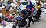 Sampah Menumpuk di Jalan-jalan di Beirut
