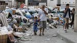 Sampah Menumpuk di Jalan-jalan di Beirut