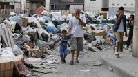 Sampah ini juga menimbulkan bau membusuk. REUTERS/Mohamed Azakir.
