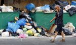Sampah Menumpuk di Jalan-jalan di Beirut