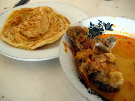 Sedap Mengenyangkan Roti  Cane Plus Kari  yang Pekat Harum