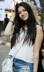Cassandra Lee Kasual dengan Hot Pants Robek-robek