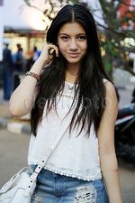 Cassandra Lee Kasual dengan Hot Pants Robek-robek