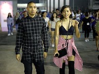 Rayi mengenakan kemeja panjang kotak-kotak hitam-putih sementara Lala tampak seksi dengan bra dan rok mini hitam yang dipadu kemeja kotak-kotak merah-putih yang diikat di pinggangnya.