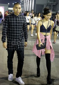 Lala melengkapi gayanya dengan heels hitam dan kaus kaki panjang sepaha yang juga berwarna hitam.