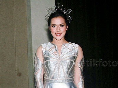 Extraterrestrial! Raisa Tampil Futuristik
