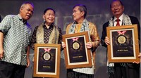 Menteri PU & Perumahan Rakyat Mochamad Basuki, memberikan penghargaan Lifetime Achievement kepada Chairman Lippo Group Mochtar Riady saat acara Golden Property Awards 2015, di Jakarta, Rabu (26/08/2015) malam.