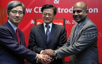 Presiden Direktur Sinarmas MSIG Life Premraj Thuraisingam berbincang dengan Hidehiko Tomishima Deputi Presiden Direktur Sinarmas MSIG Life dan Indra Widjaja Presiden Komisaris Sinarmas MSIG Life saat laporan kinerja perusahaan di Jakarta, Rabu (26/8/2015).