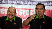 Tono Suratman (kanan) memberikan keterangan terkait SMS KONI Donasi (KD).