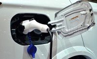 Di pameran ini, Mitsubishi juga menunjukkan cara pengisian baterai Outlander PHEV. Pool/Aris Ginanjar/detikFoto.
