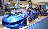 Mobil ini terlihat unik dengan dominasi warna birunya yang mencolok. Rodanya pun tidak 4 tetapi 6 buah. Pool/Dini AfriantiEeffendi/detikFoto.