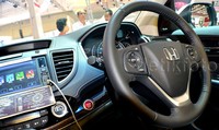 Sistem audio pada New Honda CR-V 2.4 liter Prestige AT Special Edition Fender Audio menghasilkan suara yang berimbang dalam setiap kategori, sehingga semua penumpang dari baris depan hingga ke belakang dapat menikmati suara yang sama jernih dan kualitasnya. Aris Ginanjar/detikOto.