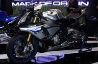 All New YZF-R1M (versi spesial YZF-R1) juga diluncurkan di GIIAS 2015. Dengan mengusung mesin crossplane, jarak sumbu roda yang pendek serta sistem elektronik yang canggih, motor itu diklaimnya, mampu memicu letupan adrenalin di setiap gerak lajunya. Ist/Yamaha.