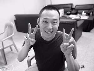 Berambut Cepak, Yoochun JYJ Lambaikan Tangan ke Fans Jelang Latihan Militer