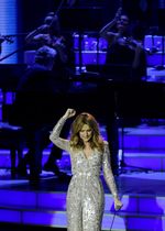 Terharu, Celine Dion Menangis di Panggung