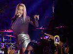 Rita Ora Superseksi Tanpa Bra di Panggung