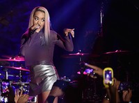 Dibalut atasan menerawang rancangan Lea Peckre, Rita pamer aset berharganya. Kevin Winter/Getty Images/detikFoto.