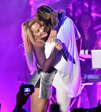 Rita juga tampil bersama rapper Wiz Khalifa. Kevin Winter/Getty Images/detikFoto.