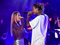Bawakan lagu 'Religion', keduanya tampil intim di panggung. Kevin Winter/Getty Images/detikFoto.