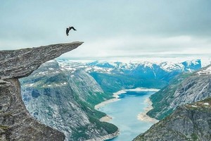 Ekstrim! Traveler Ini Jungkir Balik di Tebing Norwegia