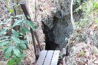Menjelajah gua tentunya bisa menjadi salah satu kegiatan liburan menyenangkan di Desa Malaoge, Kecamatan Lasalimu Selatan, Kabupaten Buton. DI sana, ada Gua Langalu yang menarik untuk dimasuki (Kurnia/detikTravel)