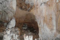 Stalakmit dan stalagtit tersebar di berbagai sisi gua. Wisatawan harus hati-hati melangkah karena memang jalanan di dalam gua tidaklah mulus dan penerangannya masih minim (Kurnia/detikTravel)
