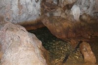 Ada mata air yang begitu jernih di dalam gua. Wisatawan diperbolehkan membasuh diri di sini (Kurnia/detikTravel)