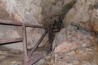 Jembatan kayu dan beberapa tangga dibuat di dalam gua untuk mempermudah wisatawan lewat. Tetapi sebaiknya satu tangga tidak dinaiki bersamaan, karena ada juga yang agak rapuh (Kurnia/detikTravel)