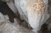 Banyak batuan yang mengkristal di dalam gua. Baik di langit-langit maupun di sisi kanan dan kiri gua (Kurnia/detikTravel)