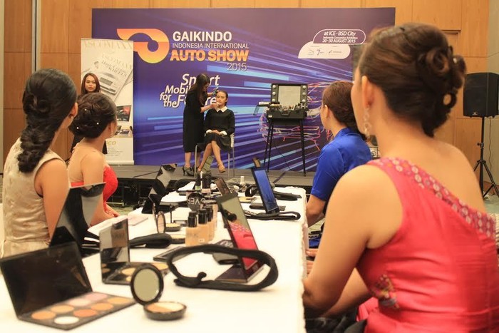 Mengintip SPG GIIAS Dandan Yuk!