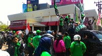 Dengan menggunakan kaos berwarna hijau, mereka berjalan dengan sasaran pertama restoran Hanamasa di Jalan Gubeng.