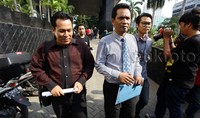     Marisi berjalan meninggalkan gedung KPK.