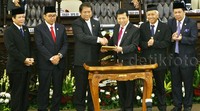 Dalam kkesempatan tersebut juga Ketua DPR Setya Novato menyerahkan prangko baru kepada Menkoinfo Rudi Antara. Lamhot Aritonang/detikFoto.