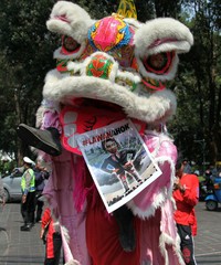 Barongsai beraksi.