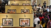 Pengunjung melihat-lihat foto yang dipamerkan. Pool/Lamhot Aritonang/detikFoto.