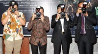 Setya Novanto (kedua dari kanan) dan Taufik Kurniawan (kedua dari kiri) unjuk kebolehan dalam memotret. Pool/Lamhot Aritonang/detikFoto.