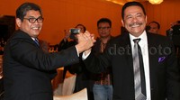 Ketua Umum Peradi Fauzi Hasibuan (kiri) dan mantan Ketua Umum Peradi Otto Hasibuan (kanan) melakukan salam komando.