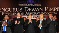 Pengurus Dewan Pimpinan Nasional (DPN) Peradi bertepuk tangan usai diresmikan.