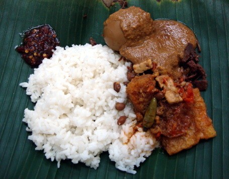 Sedep Mantep Makan Siang dengan Seporsi Nasi Gudeg Komplet