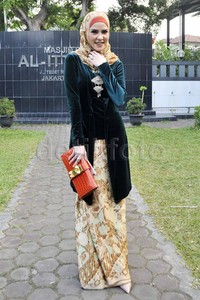 Angel yang merupakan mantan istri siri Rhoma Irama hanya datang sendiri tanpa sang kekasih, Fahrul. Pool/Noel/detikHOT.