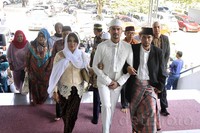     Reza tampak gagah dengan busana pernikahan serba putih. Pool/Noel/detikHOT.
