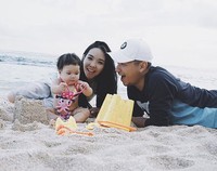 Kebahagiaan Gading, Gisel dan Gempi di pantai Bali. (Instagram/gadiiing)