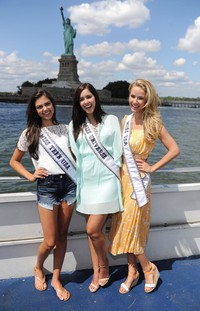 Tampil simpel, Miss Teen USA Katherine Haik kenakan hot pants sementara Miss Universe Paulina Vega dibalut dress biru cerah. Sedangkan Miss USA Olivia Jordan tampil kenakan crop top kuning bermotif. Craig Barritt/Getty Images/detikFoto.