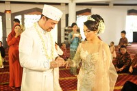 Sang aktor memasangkan cincin ke jari sang istri. Pool/Noel/detikHOT.     
