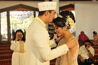 Reza kecup kening Ika. Pool/Noel/detikHOT.