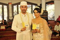 Dengan mas kawin berupa alat salat dan 3 cincin berlian, Reza menikahi Ika. Pool/Noel/detikHOT.     