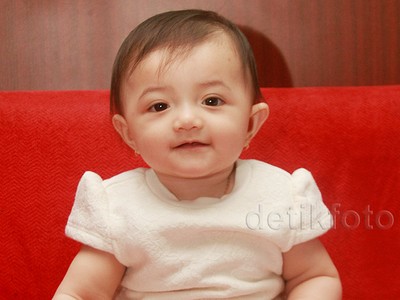 So Cute! Lucunya Arsy Senyum-senyum saat Difoto